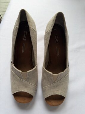 TOMS Beige Natural Linen Peep-Toe Canvas Wedges Size 6